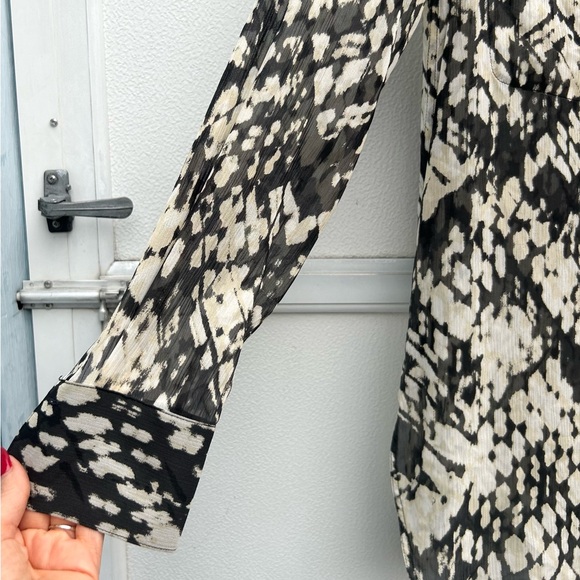 Vince Blouse Top 100% Silk Button Down Tunic Women Sz 2 Basket weave Print Sheer - Picture 6 of 14